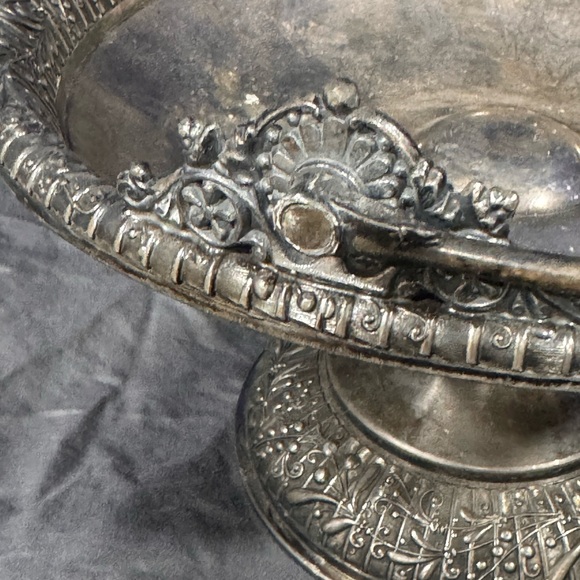 Middletown silver-plated hard white metal fruit basket - Picture 4 of 5